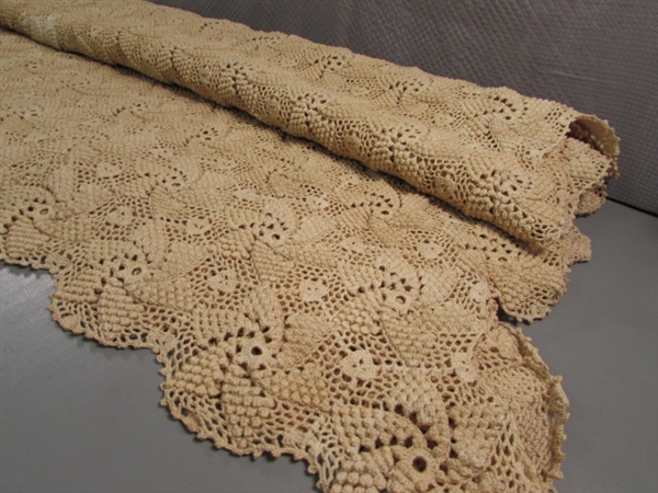 STUNNING VINTAGE HAND CROCHETED BEDSPREAD