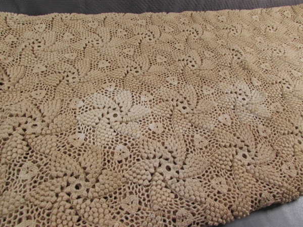 STUNNING VINTAGE HAND CROCHETED BEDSPREAD