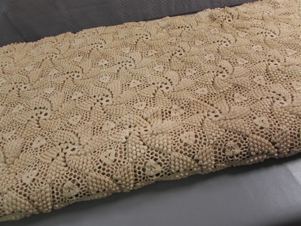 STUNNING VINTAGE HAND CROCHETED BEDSPREAD