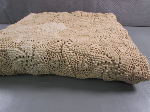 STUNNING VINTAGE HAND CROCHETED BEDSPREAD