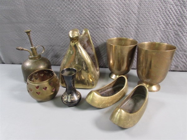 COLLECTION OF BRASS ITEMS