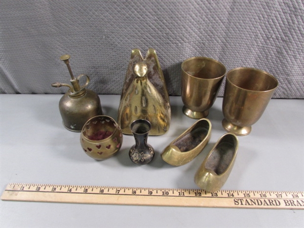 COLLECTION OF BRASS ITEMS