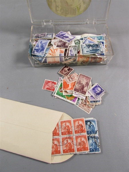 6 SMALL PLASTIC BOXES W/ASSORTED LOOSE POSTAGE STAMPS FOR COLLECTORS