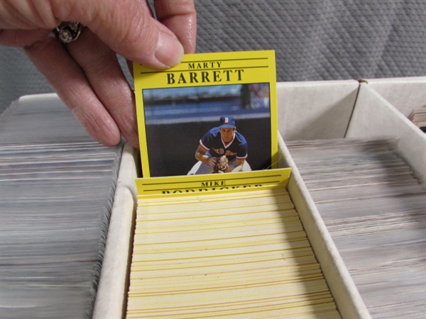 4 ROW BOX OF ASSORTED LOOSE BASEBALL CARDS