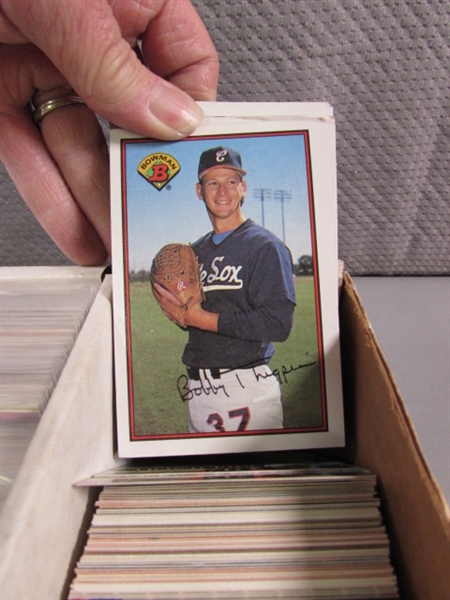 4 ROW BOX OF ASSORTED LOOSE BASEBALL CARDS