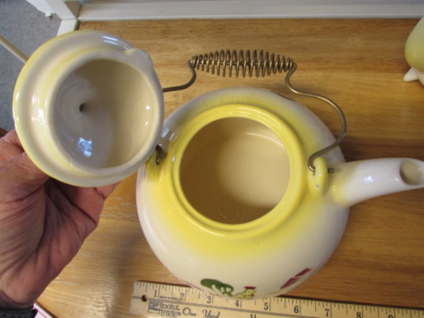 VINTAGE CHICKEN TEAPOT, COFFEE POT & SERVING PIECES