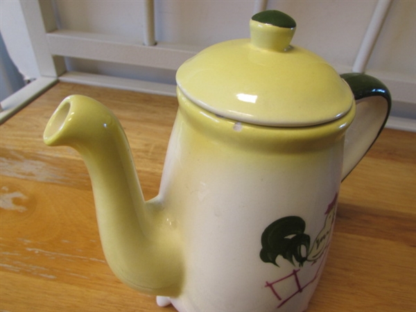 VINTAGE CHICKEN TEAPOT, COFFEE POT & SERVING PIECES