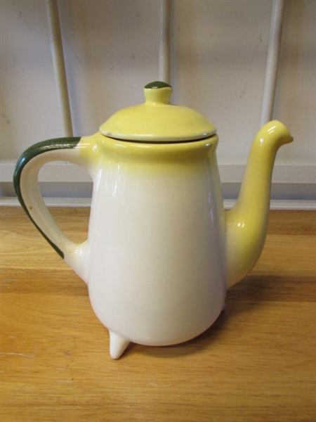 VINTAGE CHICKEN TEAPOT, COFFEE POT & SERVING PIECES