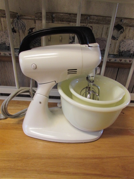 VINTAGE HAMILTON BEACH MIXER W/BOWLS