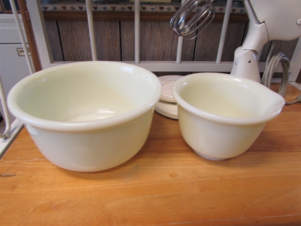 VINTAGE HAMILTON BEACH MIXER W/BOWLS