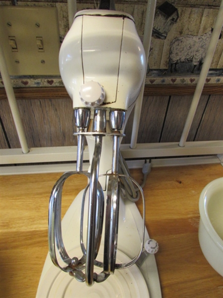 VINTAGE HAMILTON BEACH MIXER W/BOWLS