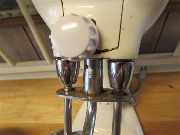 VINTAGE HAMILTON BEACH MIXER W/BOWLS