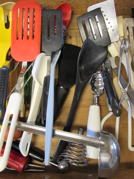 CONTENTS OF UTENSIL DRAWER