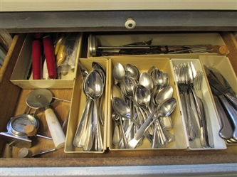 CONTENTS OF FLATWARE DRAWER