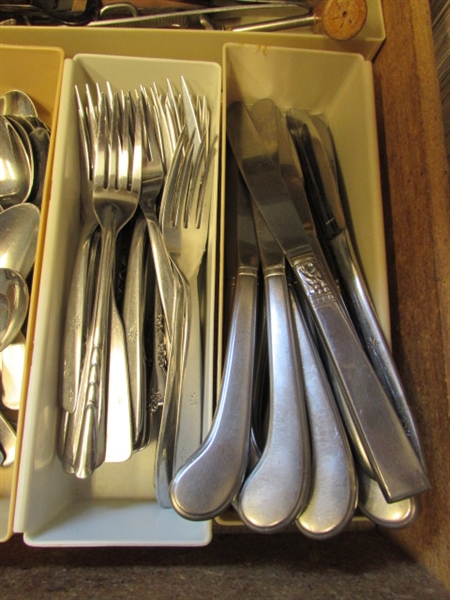 CONTENTS OF FLATWARE DRAWER