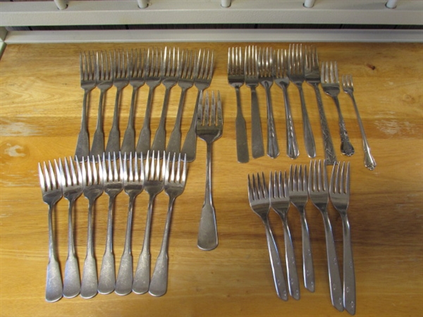 CONTENTS OF FLATWARE DRAWER