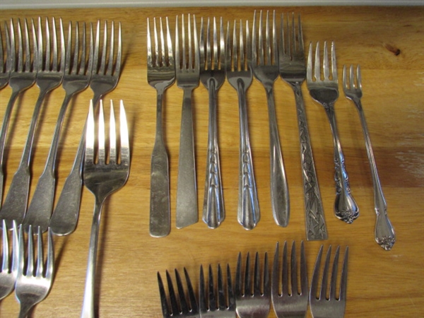 CONTENTS OF FLATWARE DRAWER