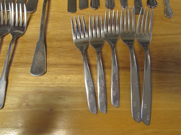 CONTENTS OF FLATWARE DRAWER