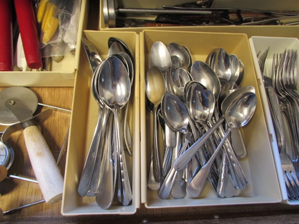 CONTENTS OF FLATWARE DRAWER