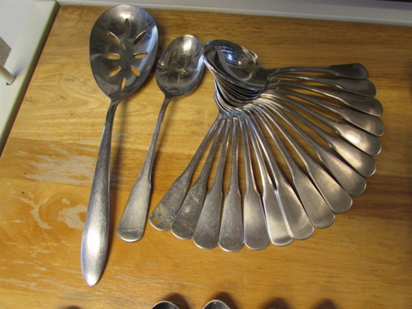 CONTENTS OF FLATWARE DRAWER