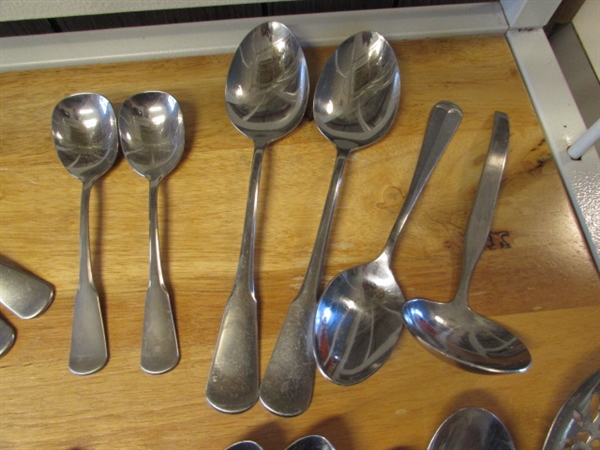 CONTENTS OF FLATWARE DRAWER