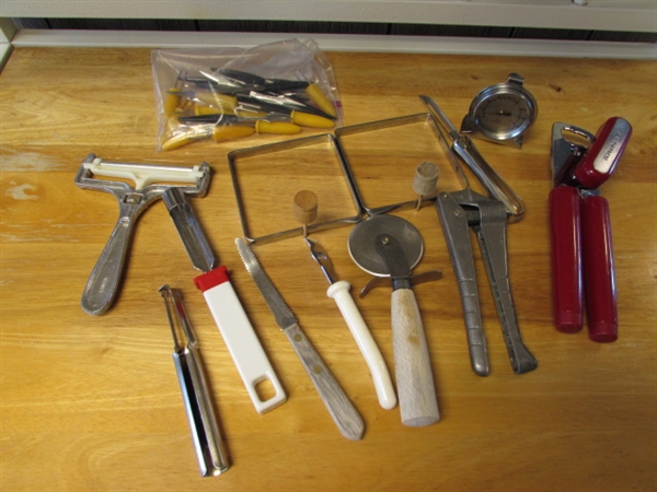 CONTENTS OF FLATWARE DRAWER