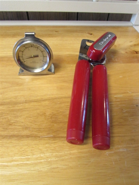 CONTENTS OF FLATWARE DRAWER