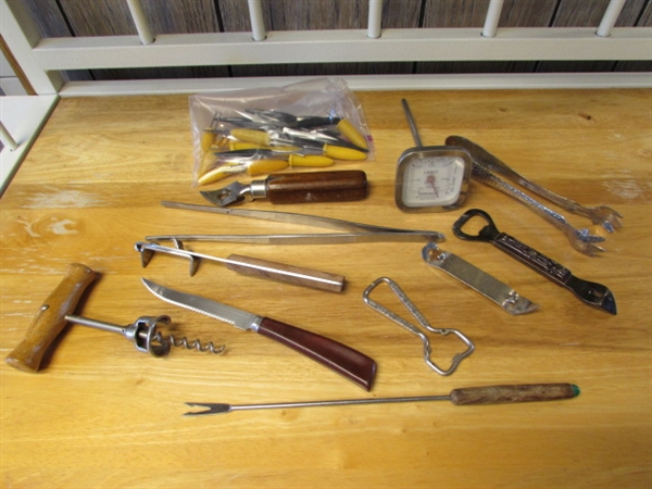 CONTENTS OF FLATWARE DRAWER