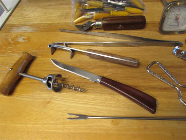 CONTENTS OF FLATWARE DRAWER