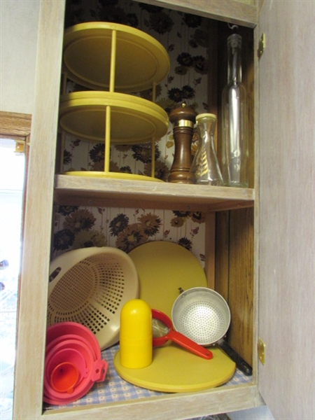 CONTENTS OF CUPBOARD - KITCHEN ITEMS