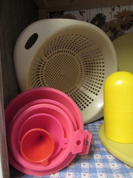 CONTENTS OF CUPBOARD - KITCHEN ITEMS