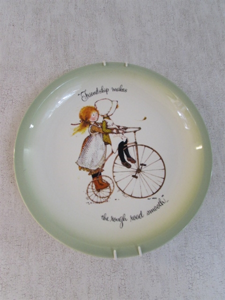 HOLLY HOBBIE PLATES & WOOD PLAQUE