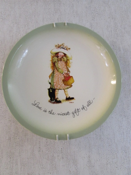 HOLLY HOBBIE PLATES & WOOD PLAQUE