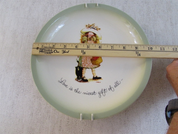 HOLLY HOBBIE PLATES & WOOD PLAQUE