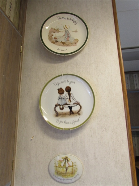 HOLLY HOBBIE PLATES & OVAL PLAQUE