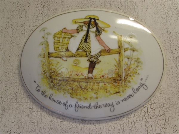 HOLLY HOBBIE PLATES & OVAL PLAQUE