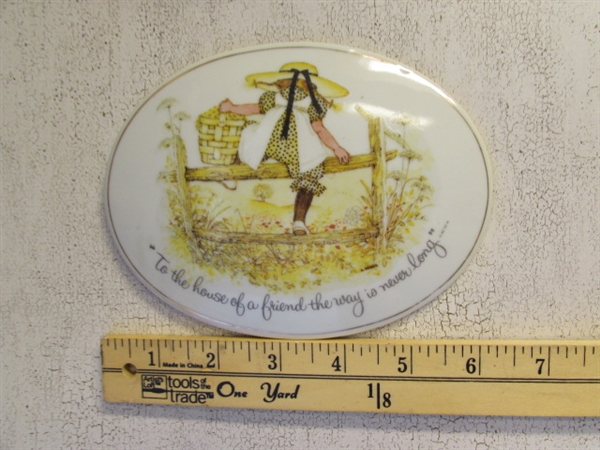 HOLLY HOBBIE PLATES & OVAL PLAQUE