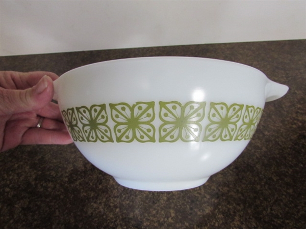 VINTAGE 1967 VERDE FLORAL PYREX CINDERELLA BOWLS