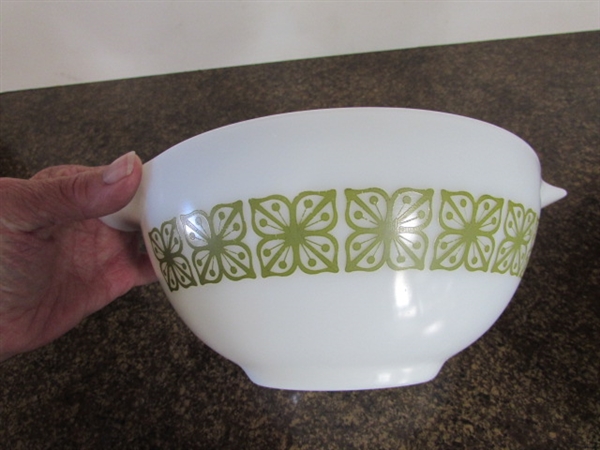 VINTAGE 1967 VERDE FLORAL PYREX CINDERELLA BOWLS