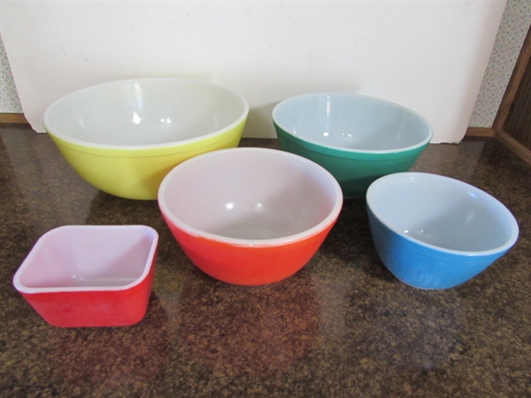 VINTAGE 1945 PRIMARY COLORS PYREX NESTING MIXING BOWLS & REFRIGERATOR DISH