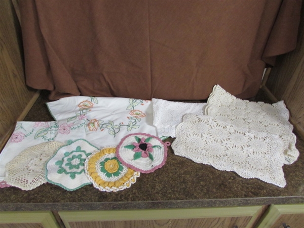 VINTAGE CROCHETED PIECES & LINENS