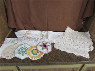 VINTAGE CROCHETED PIECES & LINENS