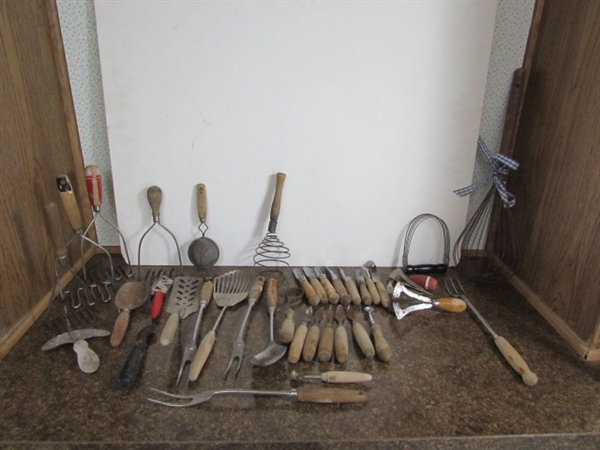 LARGE COLLECTION OF VINTAGE KITCHEN UTENSILS