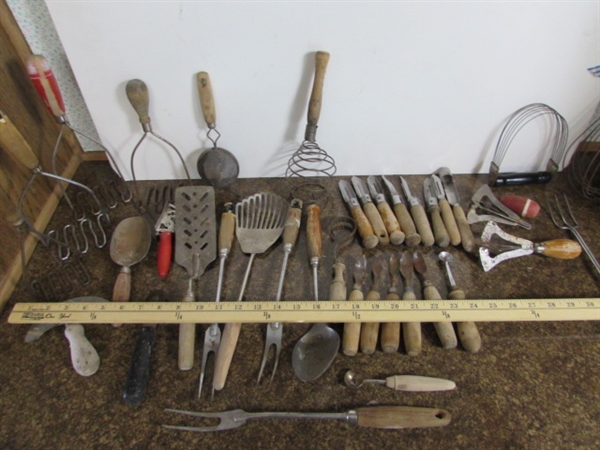 LARGE COLLECTION OF VINTAGE KITCHEN UTENSILS