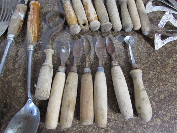 LARGE COLLECTION OF VINTAGE KITCHEN UTENSILS