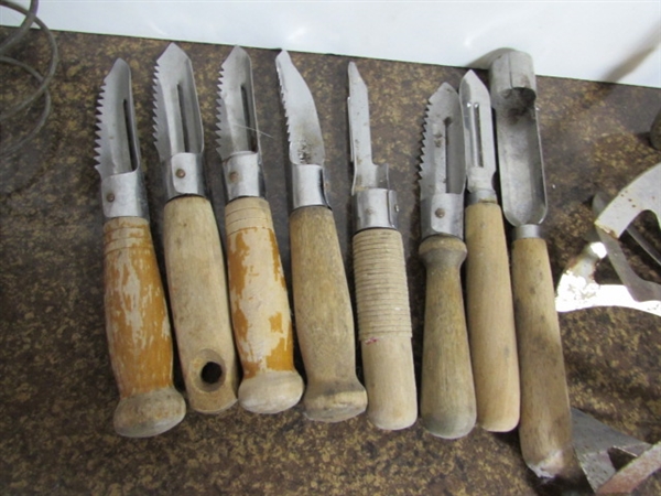 LARGE COLLECTION OF VINTAGE KITCHEN UTENSILS