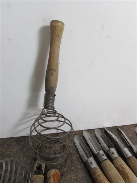 LARGE COLLECTION OF VINTAGE KITCHEN UTENSILS