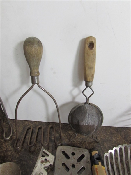 LARGE COLLECTION OF VINTAGE KITCHEN UTENSILS