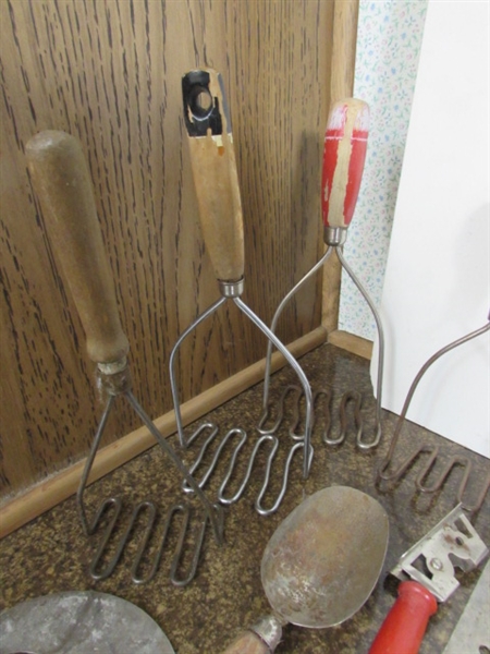 LARGE COLLECTION OF VINTAGE KITCHEN UTENSILS