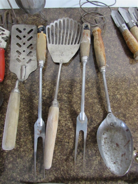 LARGE COLLECTION OF VINTAGE KITCHEN UTENSILS